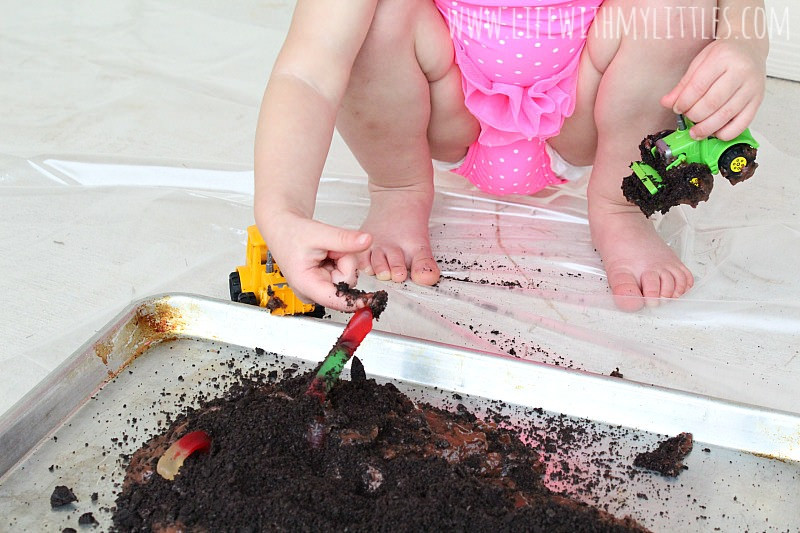 Let your kids have fun with this messy play activity! Edible mud for babies and toddlers. Super easy to make, and I love the construction theme!