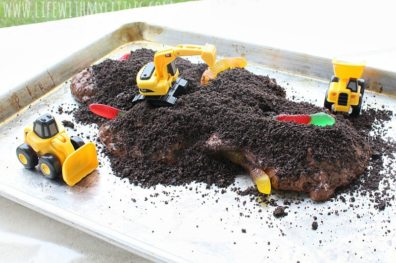 Let your kids have fun with this messy play activity! Edible mud for babies and toddlers. Super easy to make, and I love the construction theme!