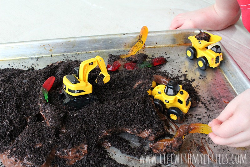 Let your kids have fun with this messy play activity! Edible mud for babies and toddlers. Super easy to make, and I love the construction theme!