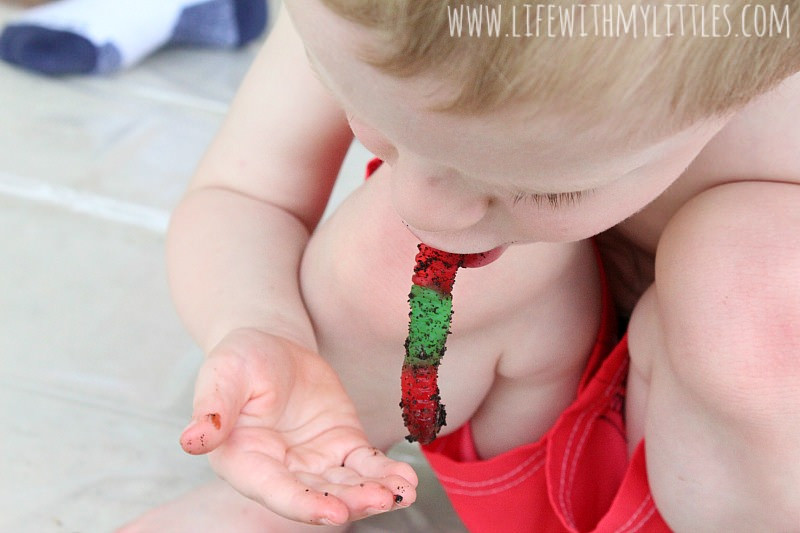 Let your kids have fun with this messy play activity! Edible mud for babies and toddlers. Super easy to make, and I love the construction theme!